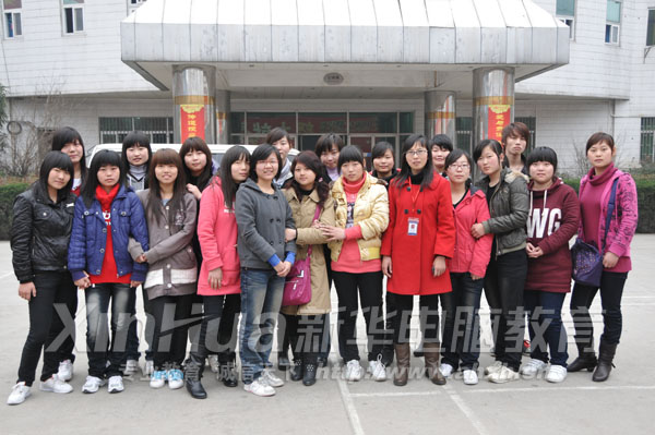 本次奔赴上海上岗就业的部分学子与班主任合影