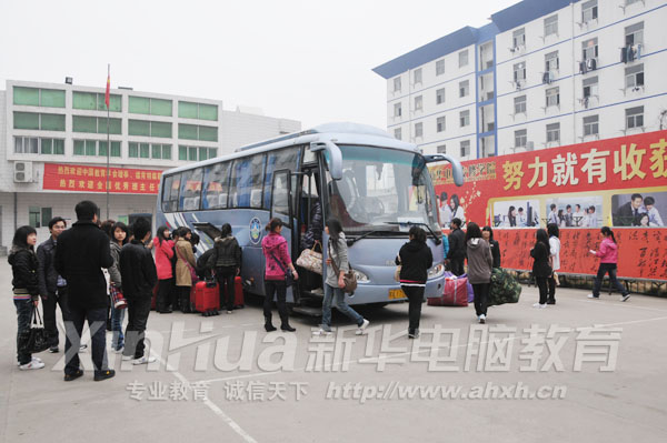 即将启程的毕业学子正在装运行李