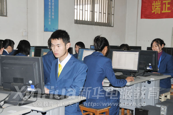 新华学子认真输入志愿者信息