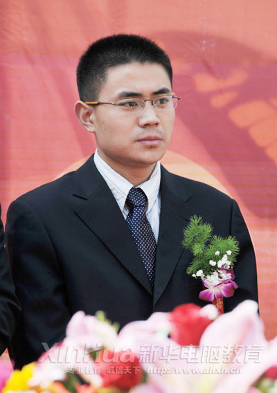 新华教育集团浙江校友协会会长、浙江南方建筑设计院建筑工程师许双贵出席开幕式