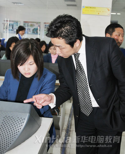 新华毕业学子、上海校友会会长指导学妹填写简历