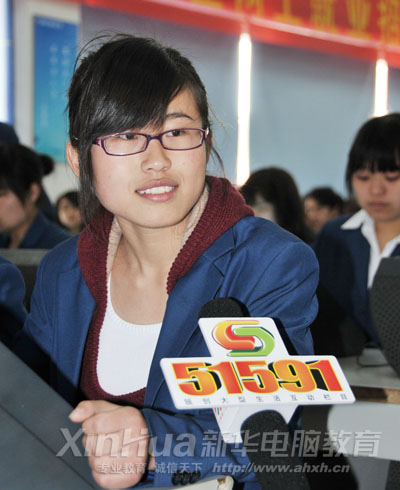 参加网上招聘会的学子接受媒体采访