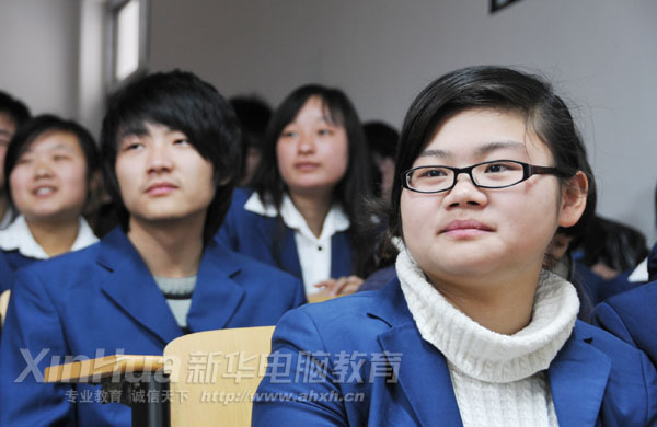 同学们正在聆听学哥学姐深情的演讲