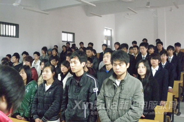 大会在雄壮的国歌声中了拉开帷幕