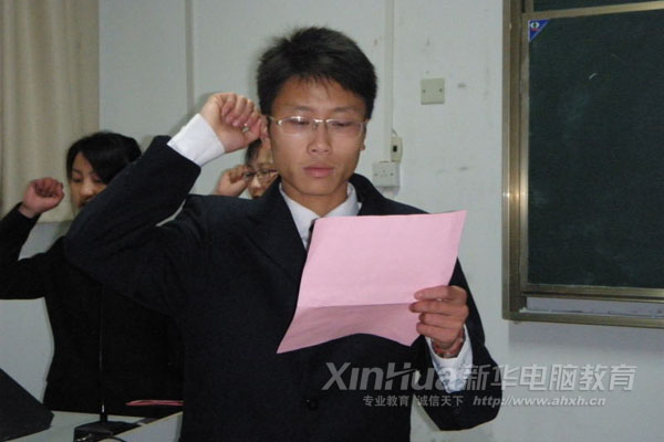 学生会同学庄严宣誓