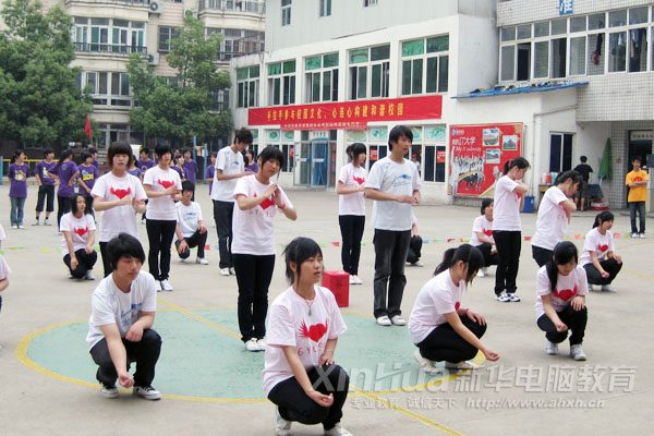 整齐的动作表现出同学们的深情