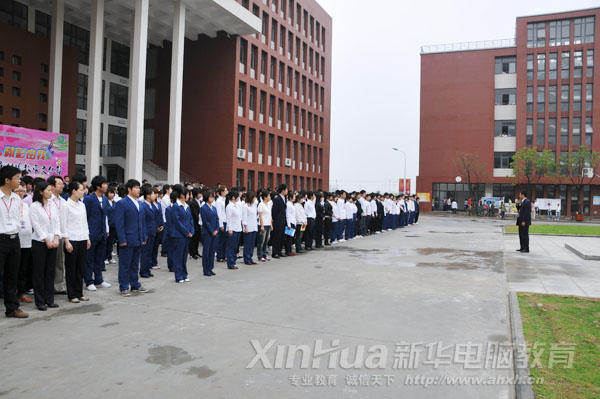 全体师生认真听取安全教育讲话