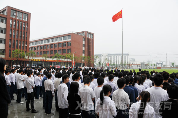 五星红旗飘扬在新华的天空