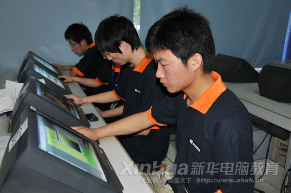 学子争分夺秒地进行作品设计