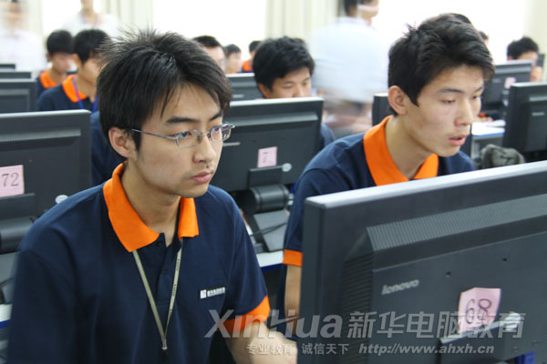 参赛选手紧张答题中