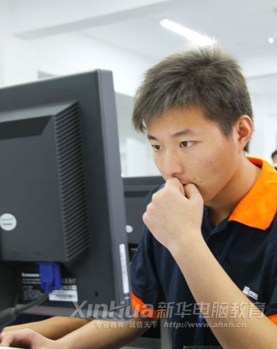 参加软件编程大赛选手答题中
