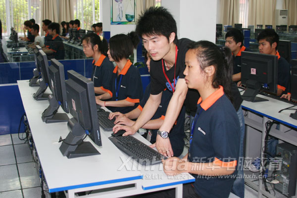 指导老师正在现场测试软件