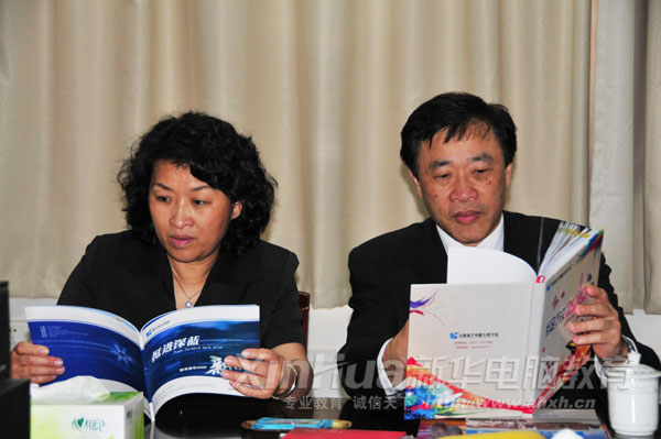庄校长和夫人认真阅读新华资料