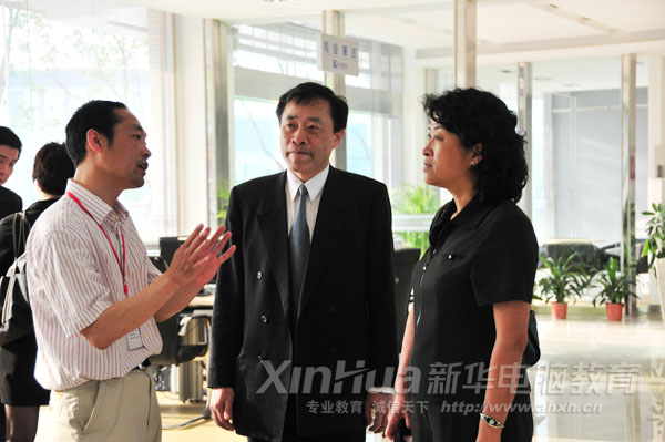 院领导向庄校长一行介绍学院办学情况