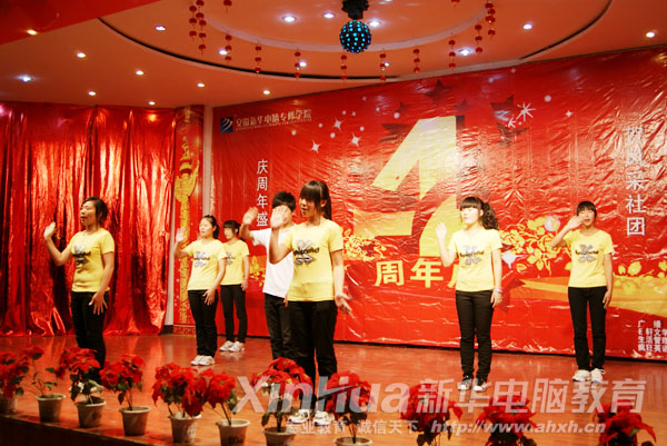 精彩的手语表演