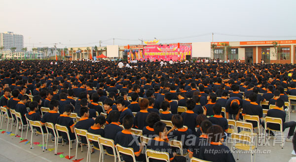 7000多名学子代表观看了晚会