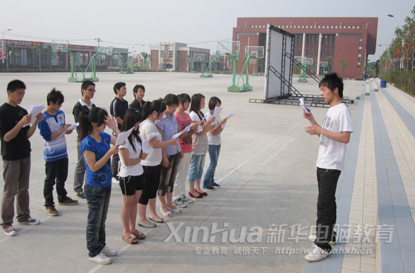 同学们进行英语口语朗读训练
