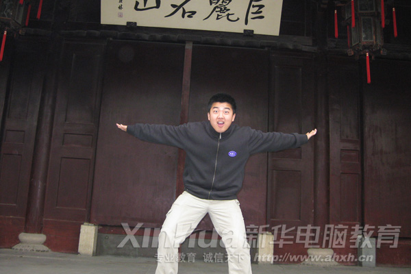 英姿勃发的冷雷