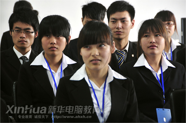 安徽新华电脑专修学院_同学们全神贯注地听学生代表汇报实训学习心得