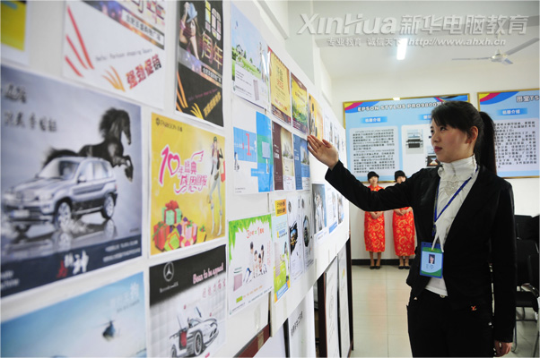 安徽新华电脑专修学院_学生代表向与会代表展示实训作品