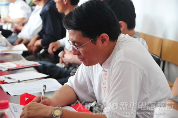 安徽新华电脑专修学院_家长会上,家长在认真地做着笔记