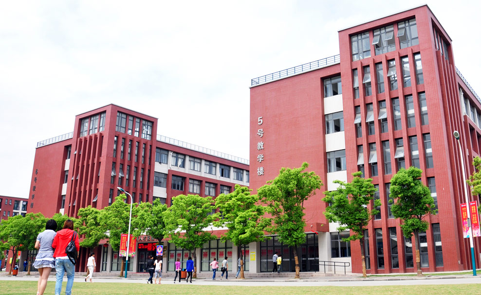 安徽新华电脑专修学院_IT大学校园环境