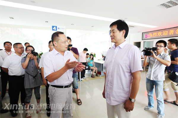 安徽新华电脑专修学院何贵金院长在学院咨询中心向濮存昕先生介绍学院办学情况