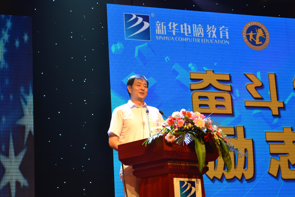 著名表演艺术家濮存昕老师为台下的观众演讲