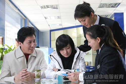 学生和家长在新华专业咨询师的介绍下报读专业