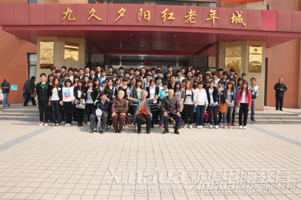 同学们与夕阳红老年成的老人们合影