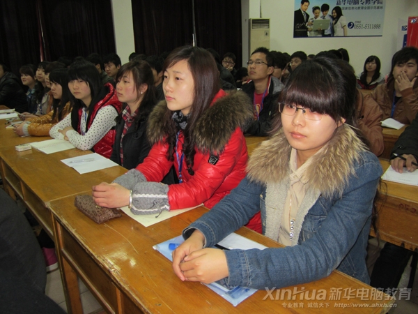 参赛选手正在认真听取同伴们的精彩演讲