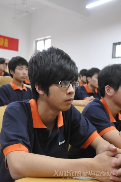 瞧！这位同学深深的被宋老师的精彩讲解吸引了