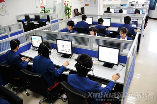 学生正在电子商务实训基地内实训