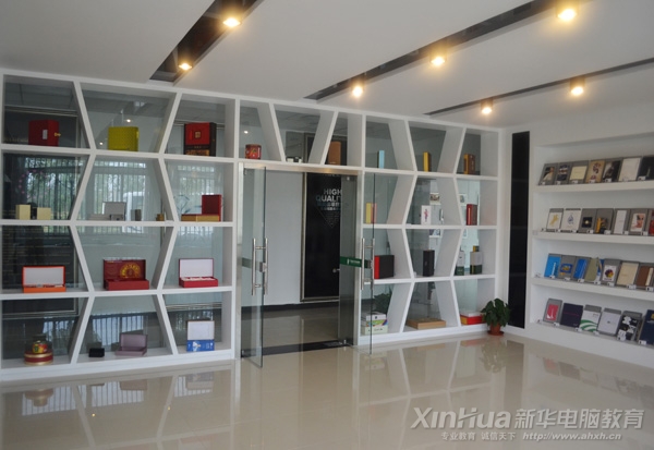 广告艺术设计实训中心内作品陈列室一角