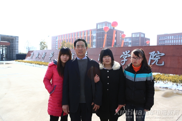 父亲送侄女和其中一个女孩一起来新华学习IT技术