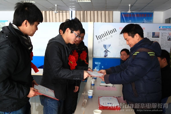 校区主任杨柳为毕业生颁发毕业证书