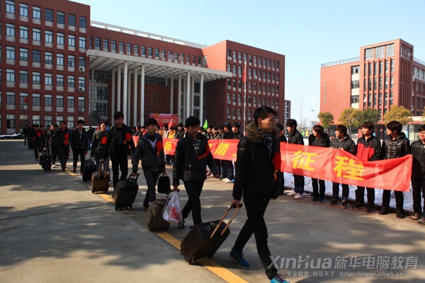 在校列队欢送将赴浙江就业的毕业生