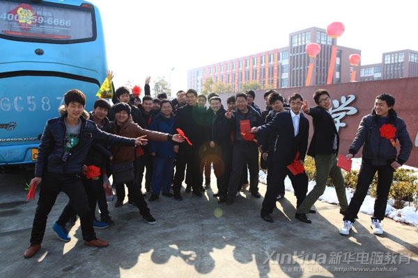 毕业生为自己有一份前程而欢呼喝彩