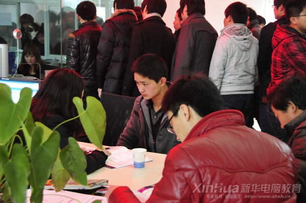 新华咨询中心内,男孩专注地听老师介绍专业