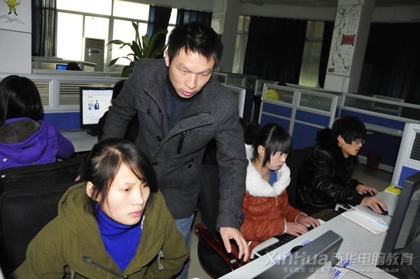 电子商务专业高级导师宋建发老师在给学生做辅导