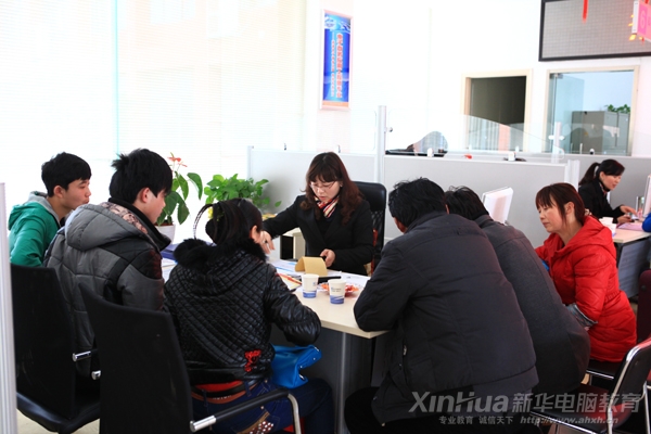 前来报读新华学习动漫游戏设计师专业的学子正在与咨询师进行现场咨询