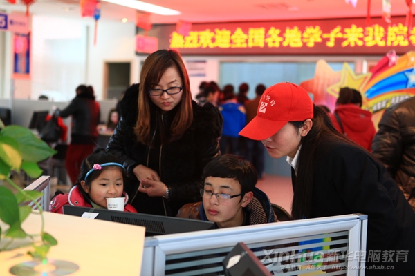 前来咨询报名的新生正在进行入学测试