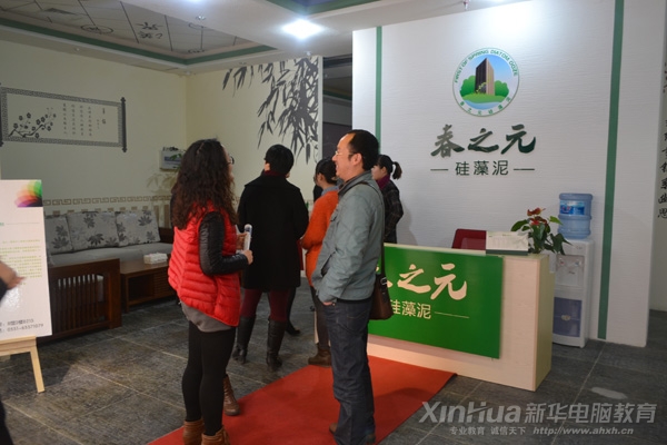 参观老师了解新型环保内墙装饰材料