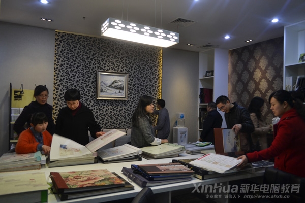 老师们了解各种壁纸等软装材料.