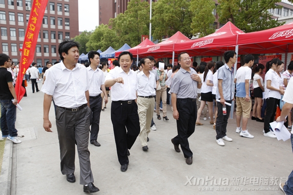 领导视察第16届新华人才双选会现场