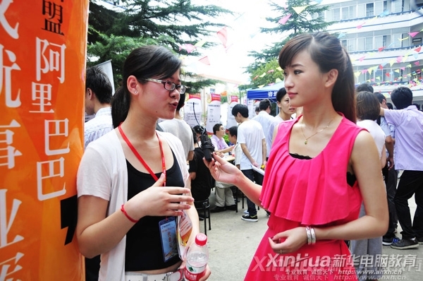 校园双选会上阿里巴巴人事经理正在接受合肥电视台记者的采访