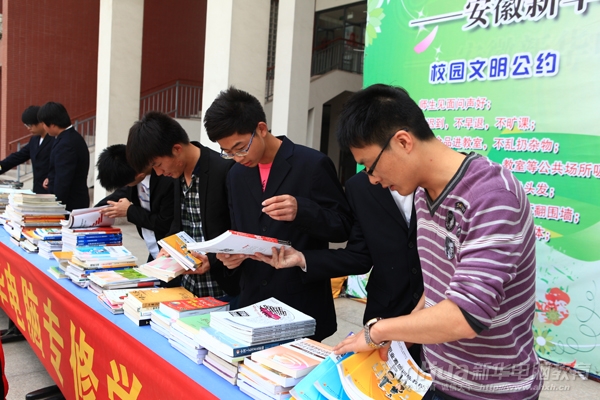 工作人员正在对图书进行分类整理