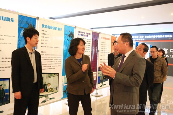 安徽新华电脑专修学院院长何贵金向刘处长介绍学生创业项目