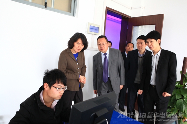 刘处长一行参观大学生创业基地内正在游侠CG工作室并观看学生上机操作