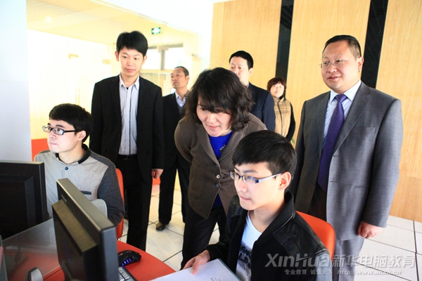 刘处长观看电子商务专业学子工作